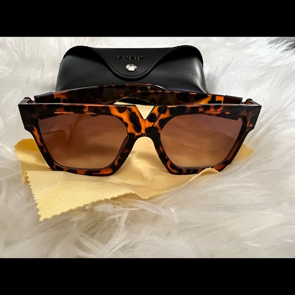 ❤️❤️❤️SOLD, SOLD,SOLD❤️❤️❤️Women fashion square letter “V” Sunglasses - Picture 2 of 6